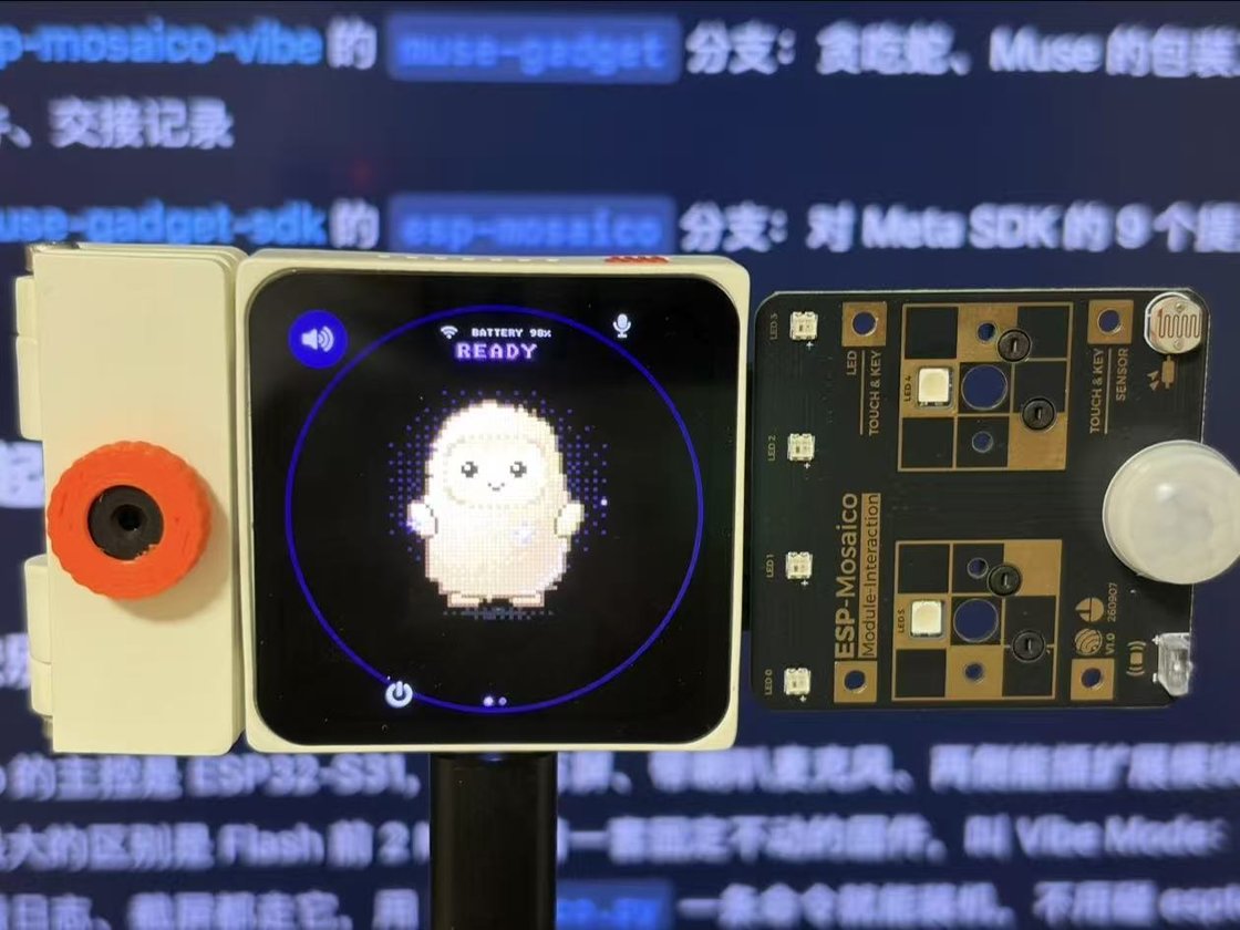现在的样子:左槽插着摄像头模块,右槽是交互模块,屏幕上是 Muse 的待机画面