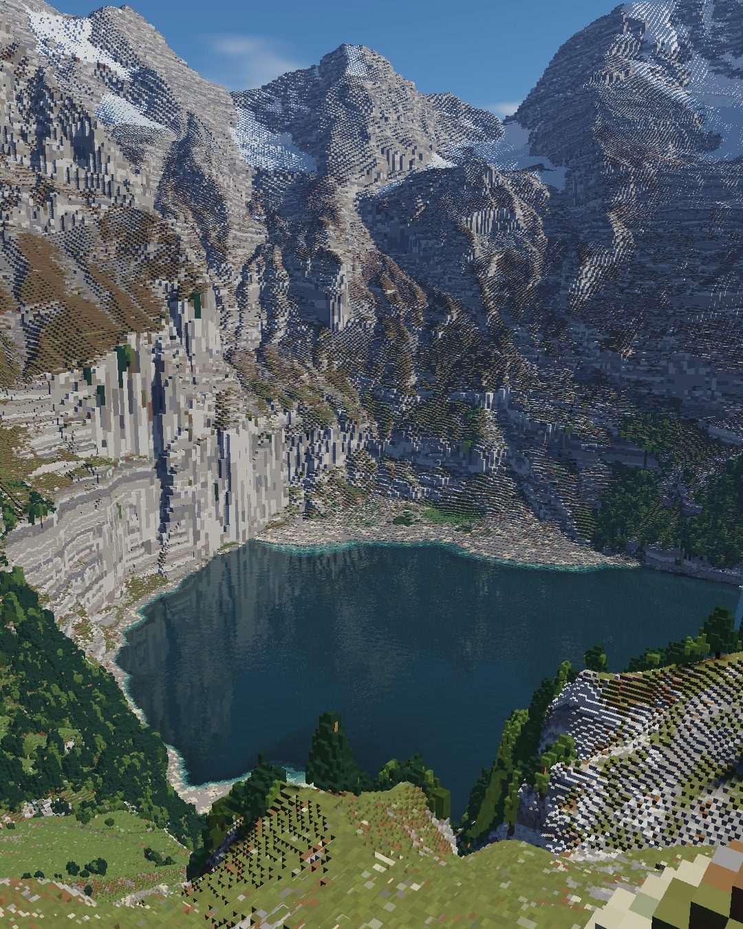 Der Oeschinensee von oben, im Felskessel unter den Gipfeln